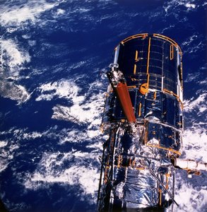 Telescopio Espacial Hubble sobre la Tierra. Fotografía de la NASA.